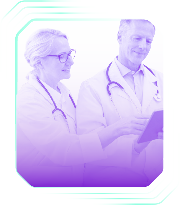 Doctores interactuando con tecnología